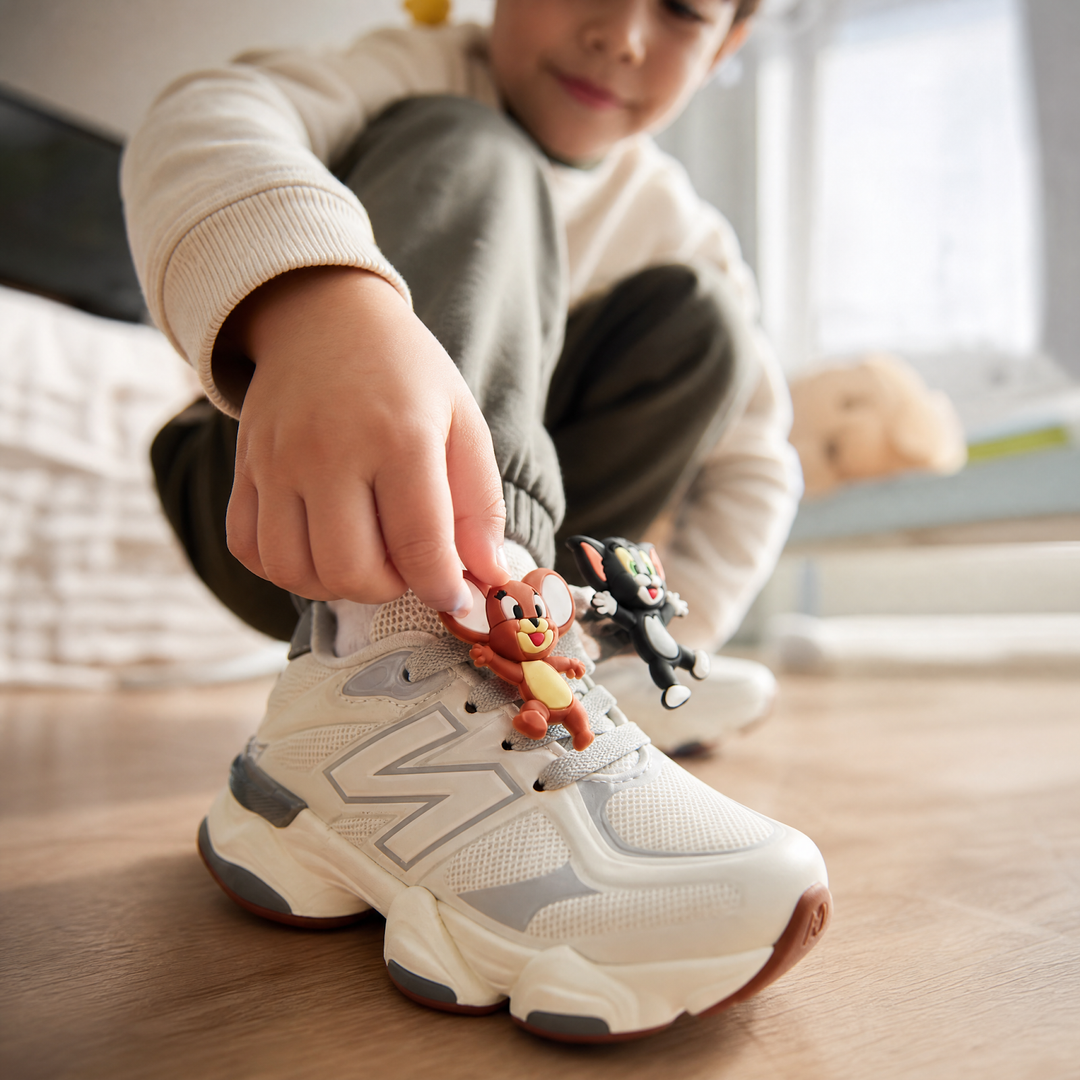 Detalle de cordones y charm Tom y Jerry
