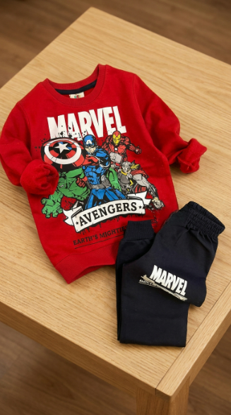 Conjunto Marvel Avengers Rojo sobre mesa
