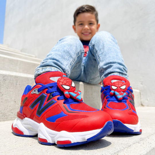 Tenis Spider-Héroe de frente en escalones