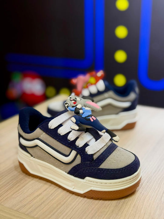 Tenis para niños azul marino y gris con suela alta y apliques de personajes