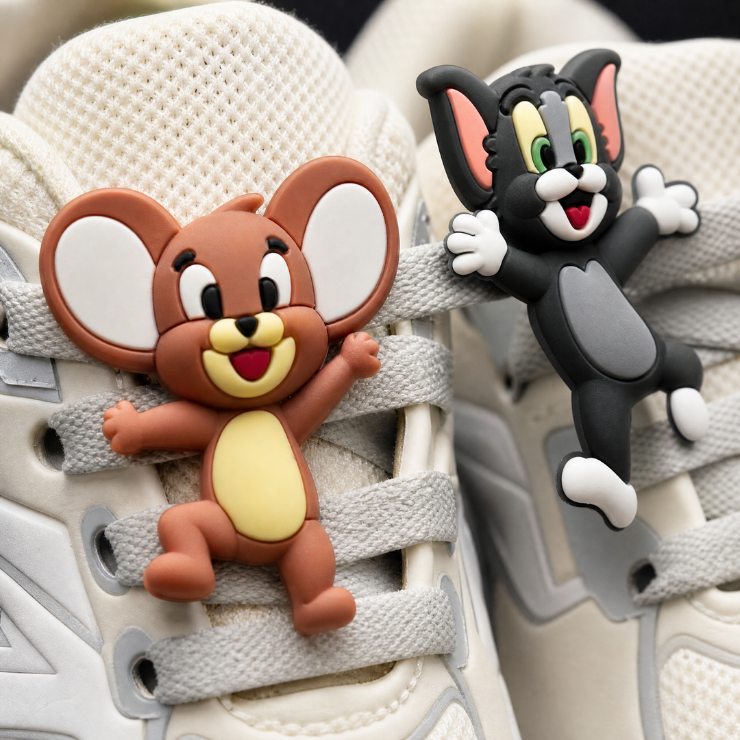 Tenis Tom y Jerry - detalle del charm