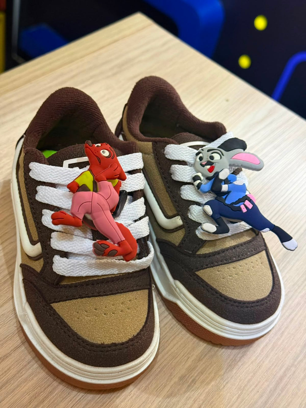 Tenis para niños café y beige con cordones anchos y apliques de personajes