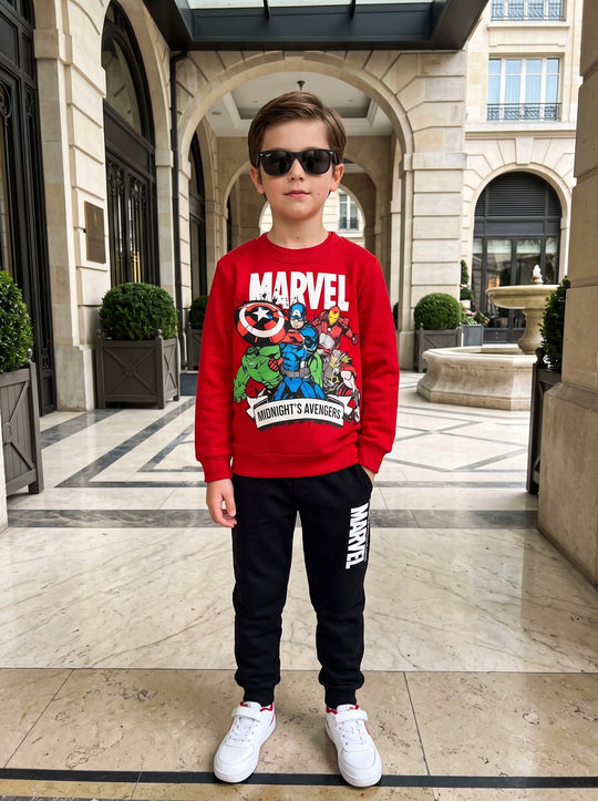Niño usando el conjunto Marvel Avengers Rojo