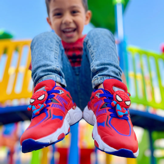 Niño saltando con los tenis
