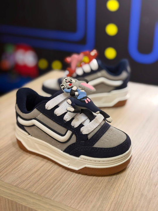 Detalle lateral de los tenis infantiles con suela antideslizante