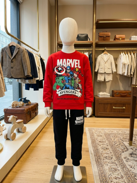 Conjunto Marvel Avengers Rojo en maniquí