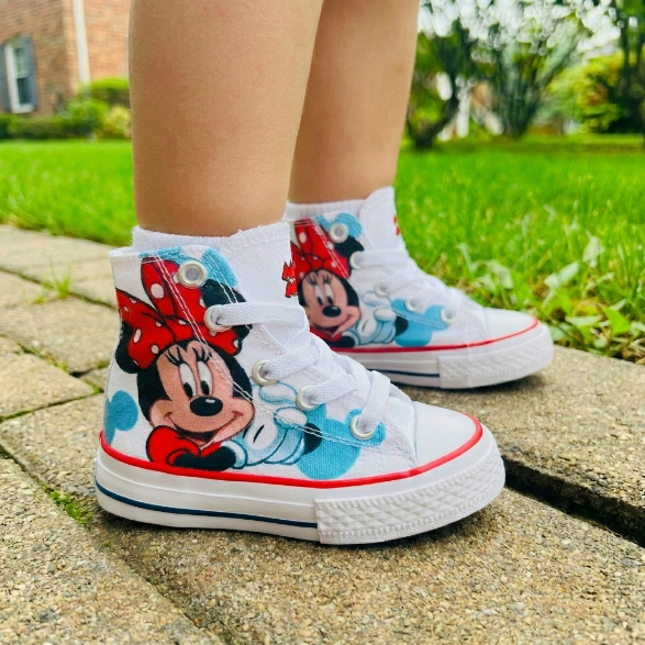 Niña usando los tenis Minnie Mouse
