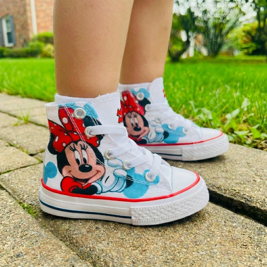 Niña usando los tenis Minnie Mouse