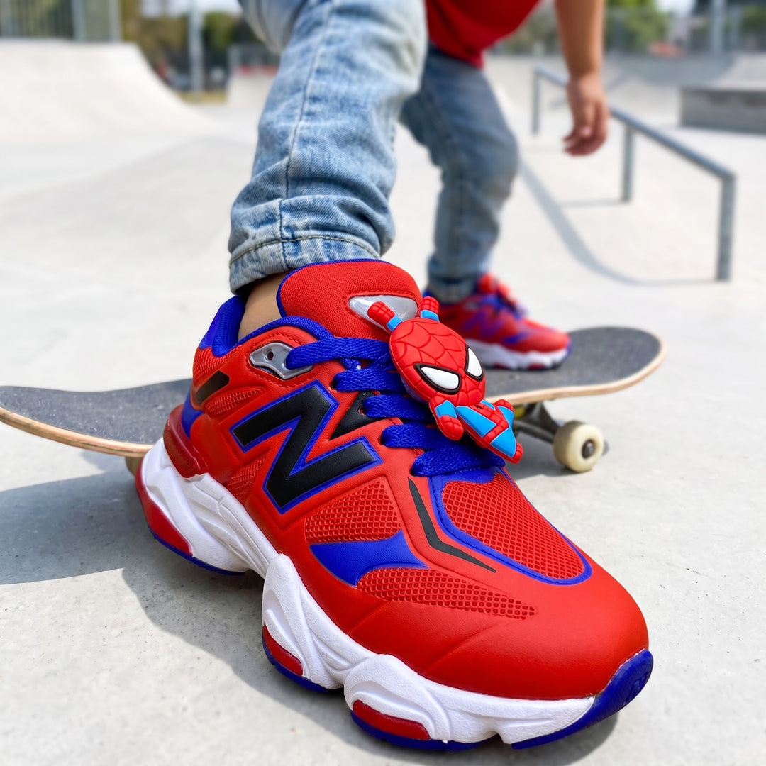 Niño en patineta con los tenis