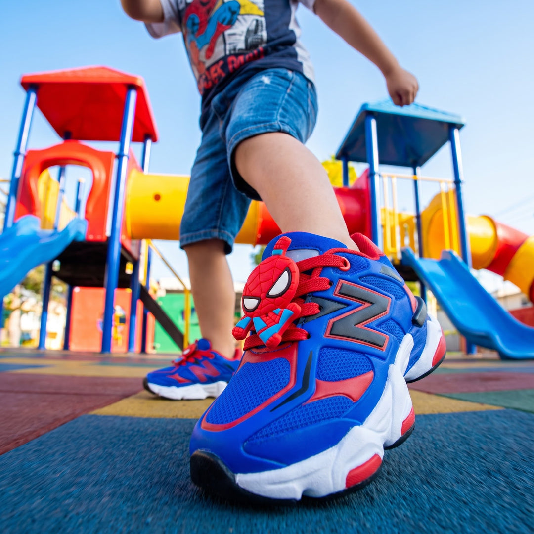 Niño corriendo con los tenis Spider-Héroe
