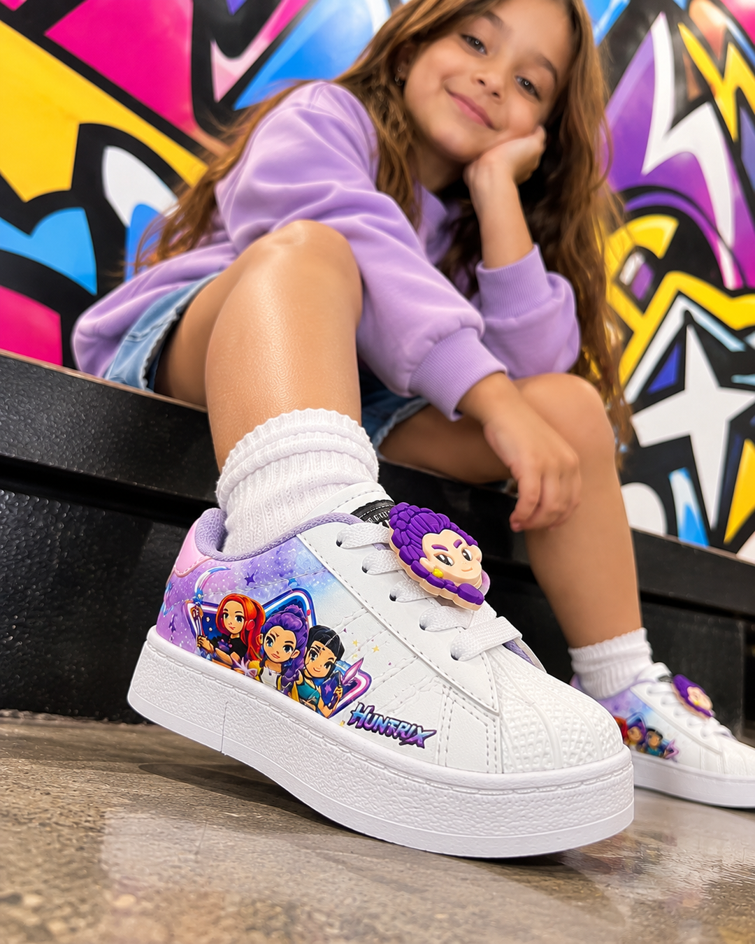 Niña usando tenis Guerreras K-Pop Classic con pin