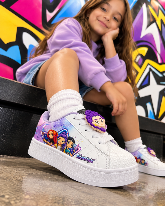 Niña usando tenis Guerreras K-Pop Classic con pin