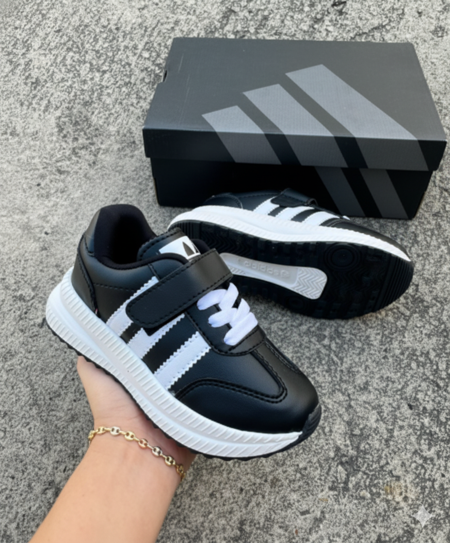 Los padres orgullosos no se conforman con lo común. Ellos eligen que sus hijos caminen con estilo, confianza y un futuro escrito por el calzado que usan.