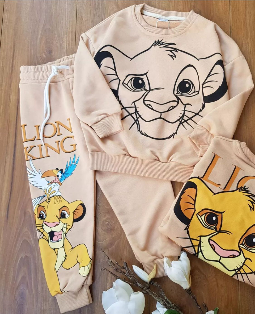 ¡La Comodidad y Estilo que Tu Pequeño Merece se encuentra en nuestros conjuntos deportivos del Rey Leon y sus amigos Favoritos!