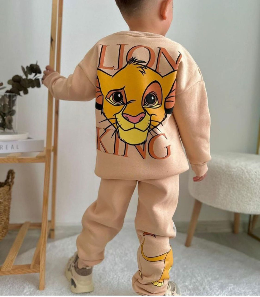 ¡La Comodidad y Estilo que Tu Pequeño Merece se encuentra en nuestros conjuntos deportivos del Rey Leon y sus amigos Favoritos!