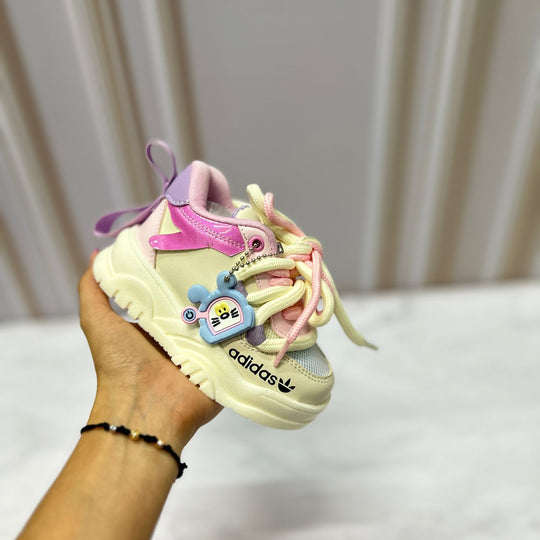 Ilumina su camino y cuida sus pasos con los Tenis de luz LED y soporte óptimo para niñas activas.