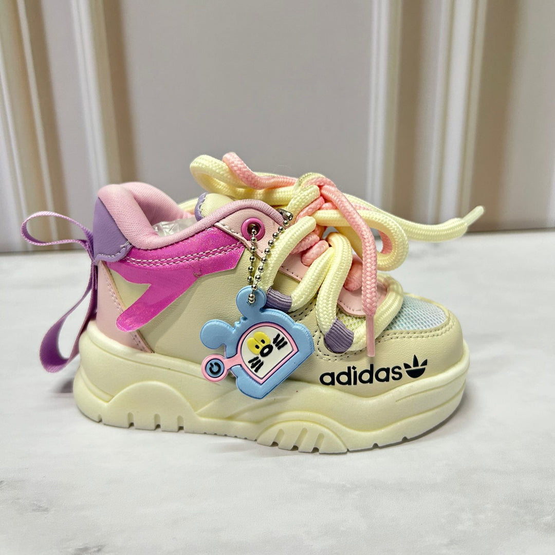 Ilumina su camino y cuida sus pasos con los Tenis de luz LED y soporte óptimo para niñas activas.