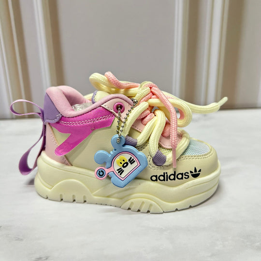 Ilumina su camino y cuida sus pasos con los Tenis de luz LED y soporte óptimo para niñas activas.