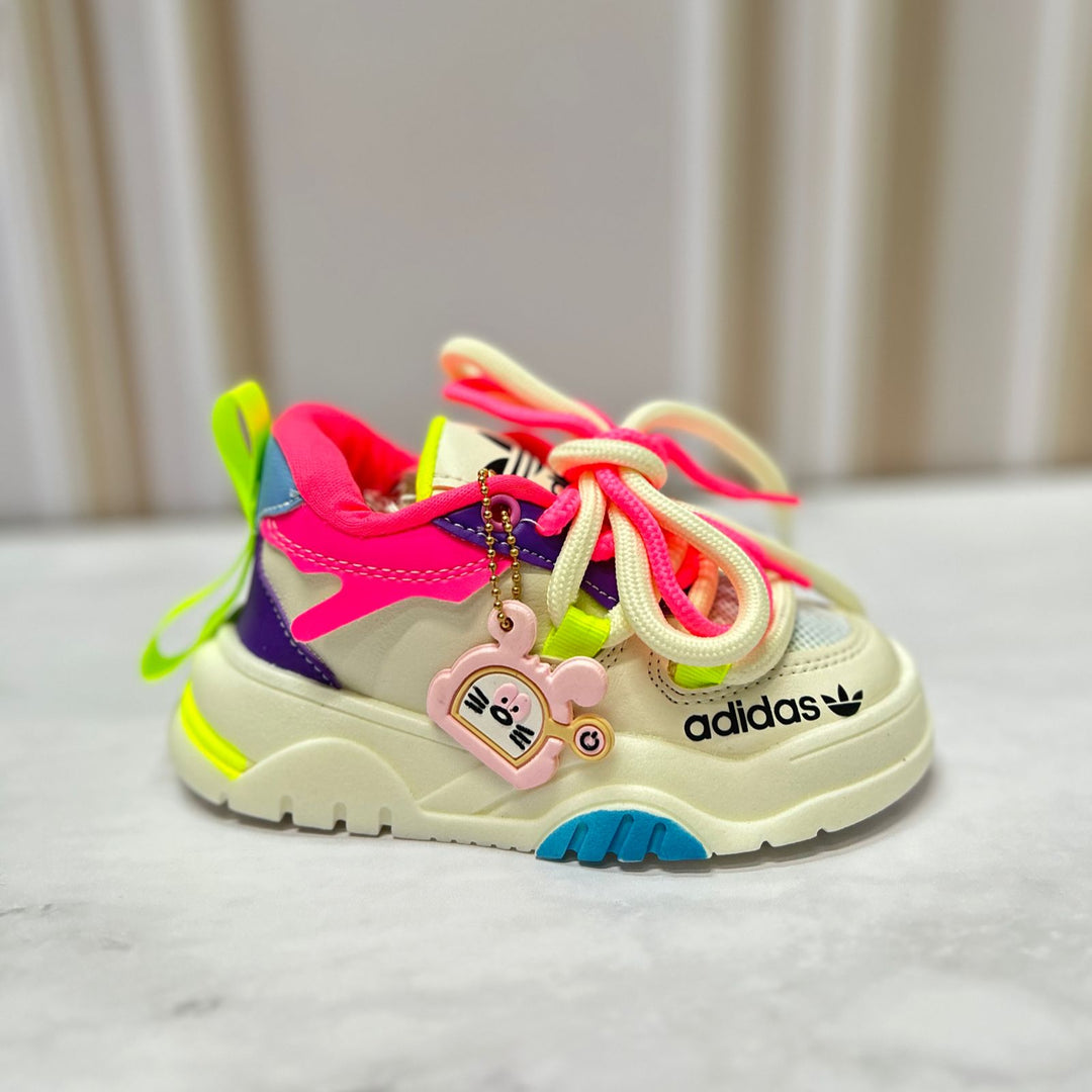 Ilumina su camino y cuida sus pasos con los Tenis de luz LED y soporte óptimo para niñas activas.