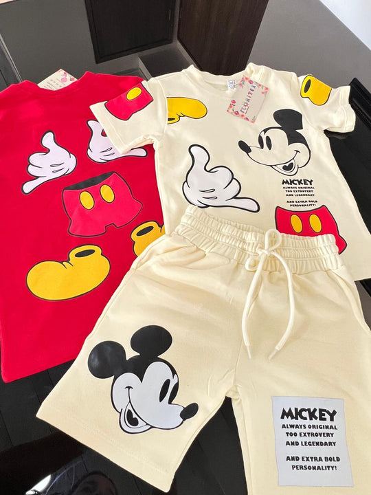 Despierta el estilo inconfundible de tu pequeño HEROE con el trio de Mickey GAP. Y haz que domine cada momento  con confort  y carisma.