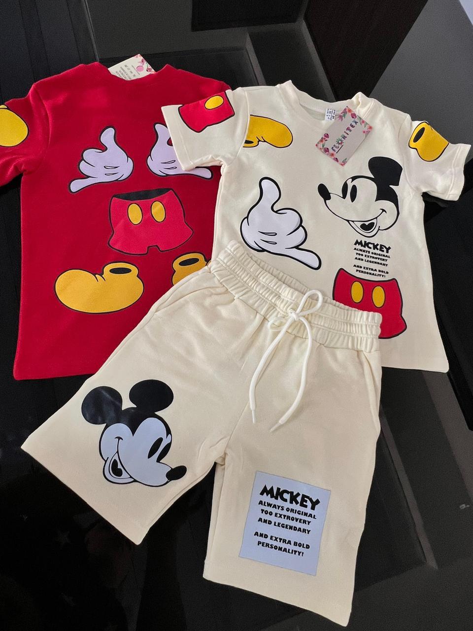 Despierta el estilo inconfundible de tu pequeño HEROE con el trio de Mickey GAP. Y haz que domine cada momento  con confort  y carisma.