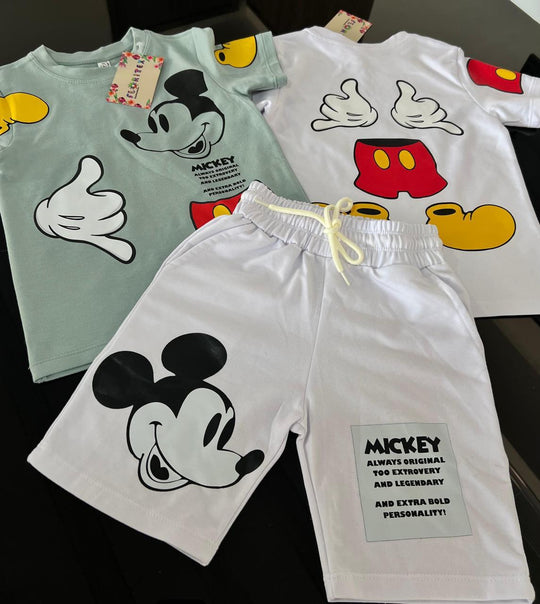 Despierta el estilo inconfundible de tu pequeño HEROE con el trio de Mickey GAP. Y haz que domine cada momento  con confort  y carisma.