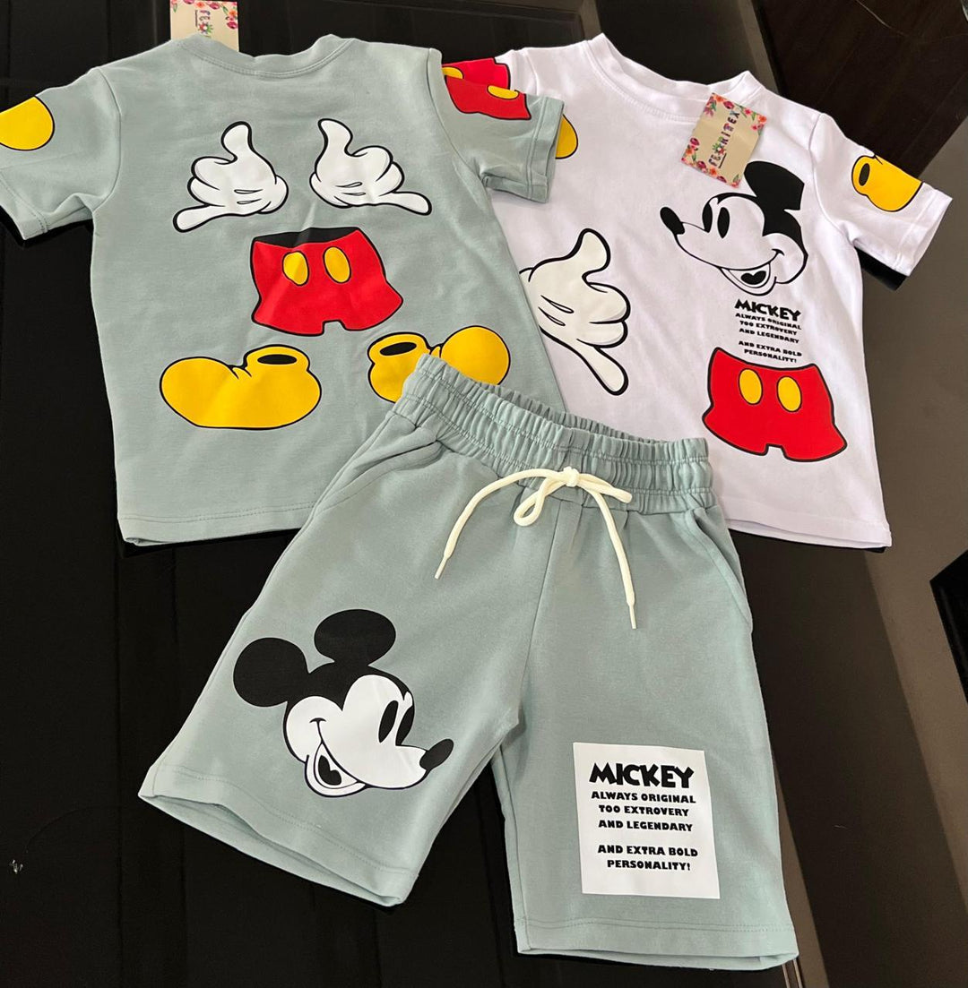 Despierta el estilo inconfundible de tu pequeño HEROE con el trio de Mickey GAP. Y haz que domine cada momento  con confort  y carisma.