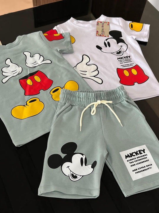 Despierta el estilo inconfundible de tu pequeño HEROE con el trio de Mickey GAP. Y haz que domine cada momento  con confort  y carisma.