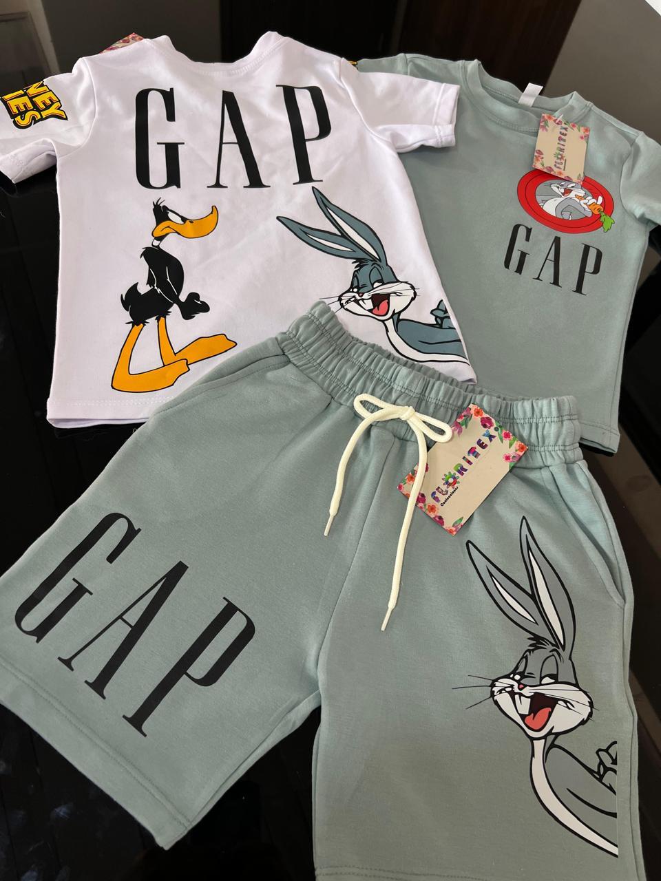 Despierta el estilo inconfundible de tu pequeño HEROE con el trio de Mickey GAP. Y haz que domine cada momento  con confort  y carisma.