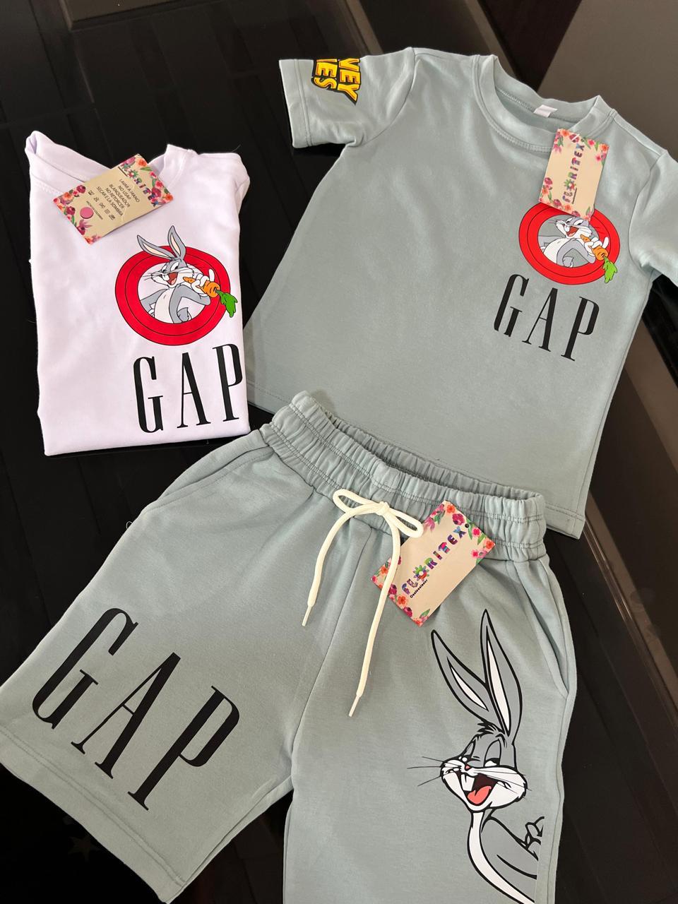 Despierta el estilo inconfundible de tu pequeño HEROE con el trio de Mickey GAP. Y haz que domine cada momento  con confort  y carisma.