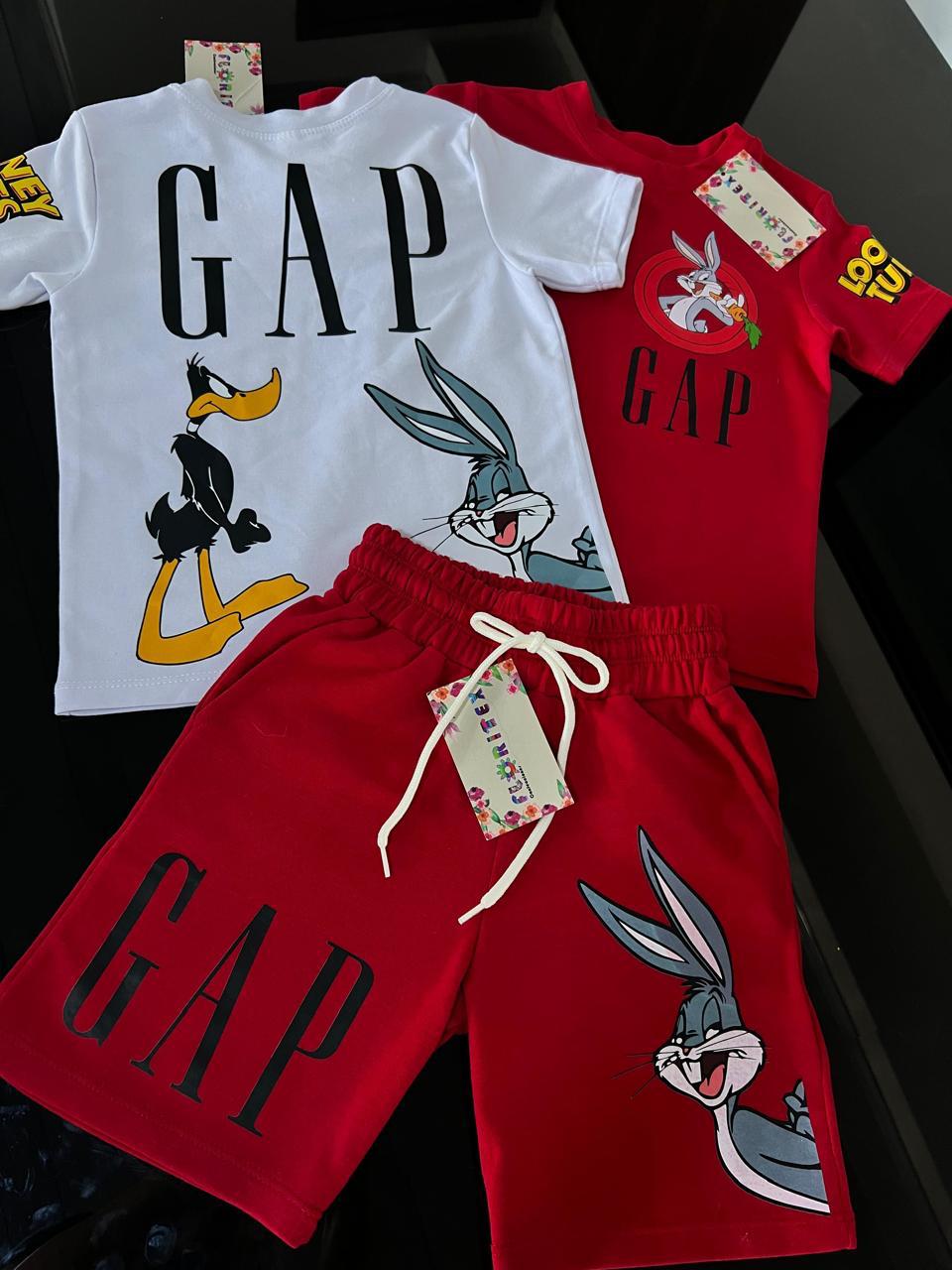 Despierta el estilo inconfundible de tu pequeño HEROE con el trio de Mickey GAP. Y haz que domine cada momento  con confort  y carisma.