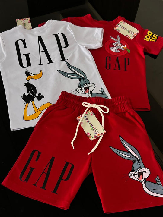 Despierta el estilo inconfundible de tu pequeño HEROE con el trio de Mickey GAP. Y haz que domine cada momento  con confort  y carisma.