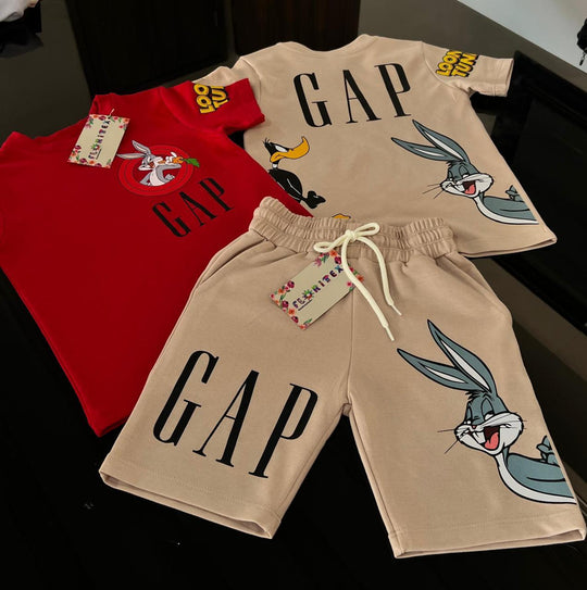 Despierta el estilo inconfundible de tu pequeño HEROE con el trio de Mickey GAP. Y haz que domine cada momento  con confort  y carisma.