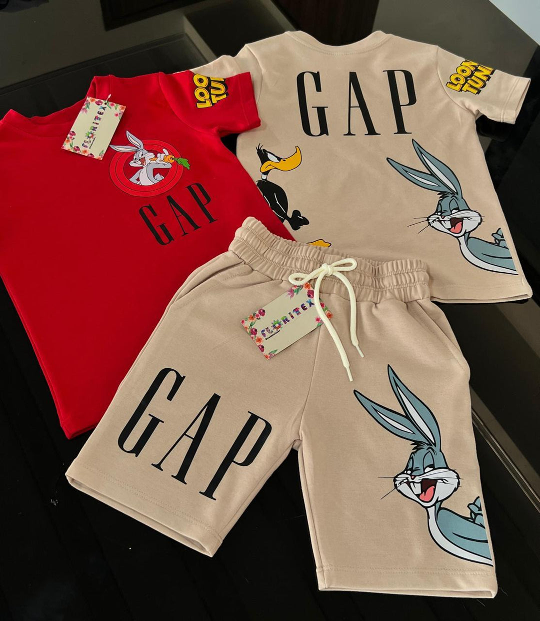 Despierta el estilo inconfundible de tu pequeño HEROE con el trio de Mickey GAP. Y haz que domine cada momento  con confort  y carisma.