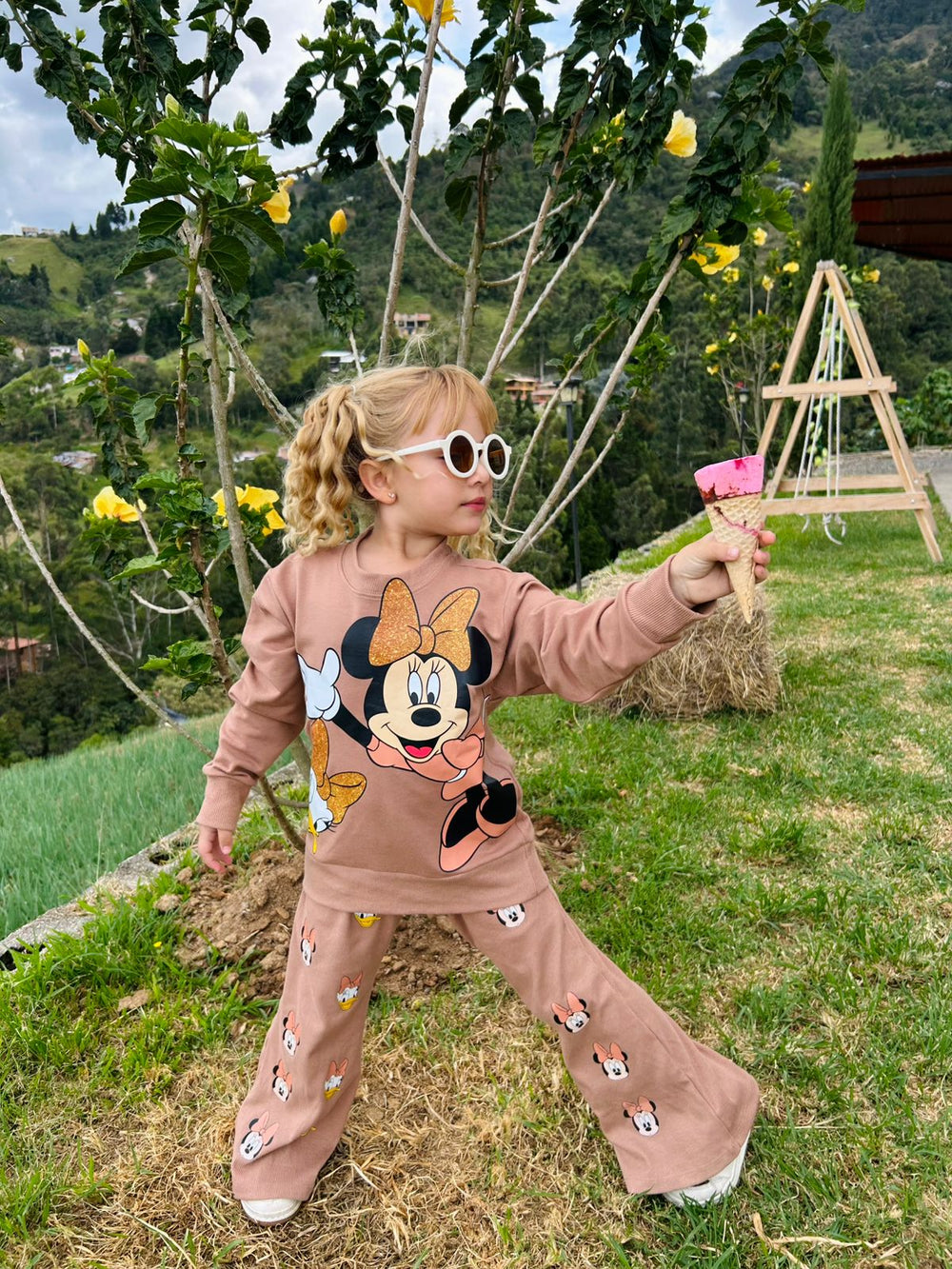 Vístela como sueña, muéstrala como merece: Conjuntos Deportivos Elegantes De Disney para que brille en cada paso.