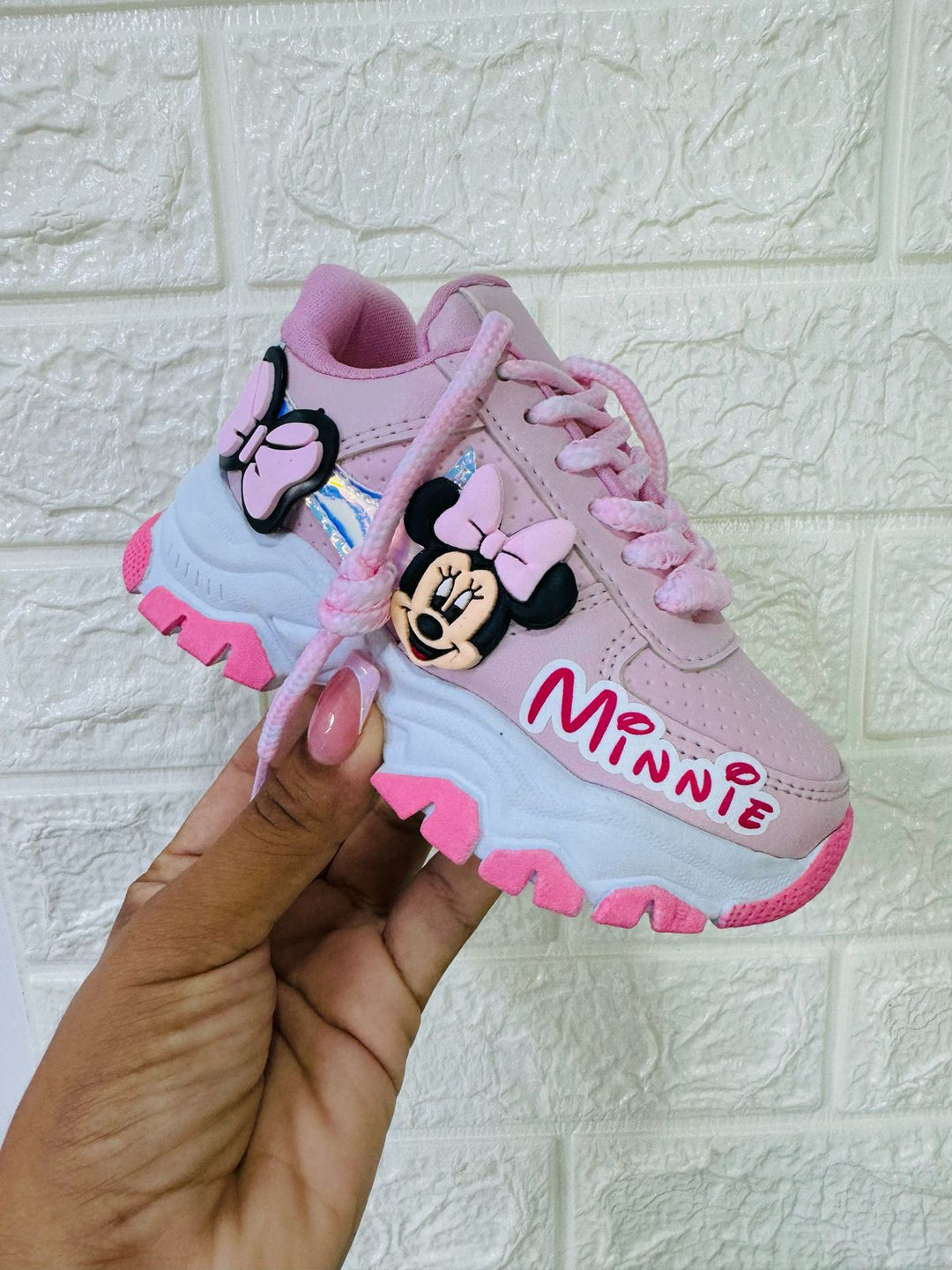 Alegra sus pasos y adorna sus aventuras con los Tenis de Minnie  para niñas activas. 😍Jamás olvidaras su cara de felicidad y agradecimiento una vez que los tenga puesto.