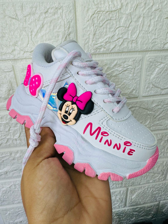 Alegra sus pasos y adorna sus aventuras con los Tenis de Minnie  para niñas activas. 😍Jamás olvidaras su cara de felicidad y agradecimiento una vez que los tenga puesto.