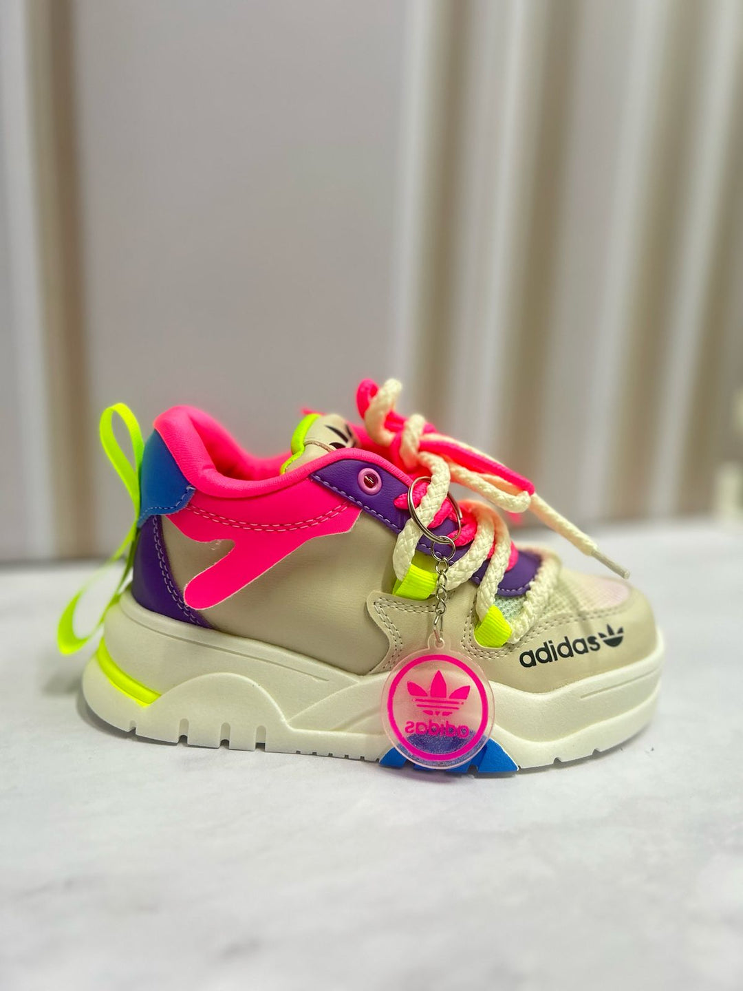 Ilumina su camino y cuida sus pasos con los Tenis de luz LED y soporte óptimo para niñas activas.