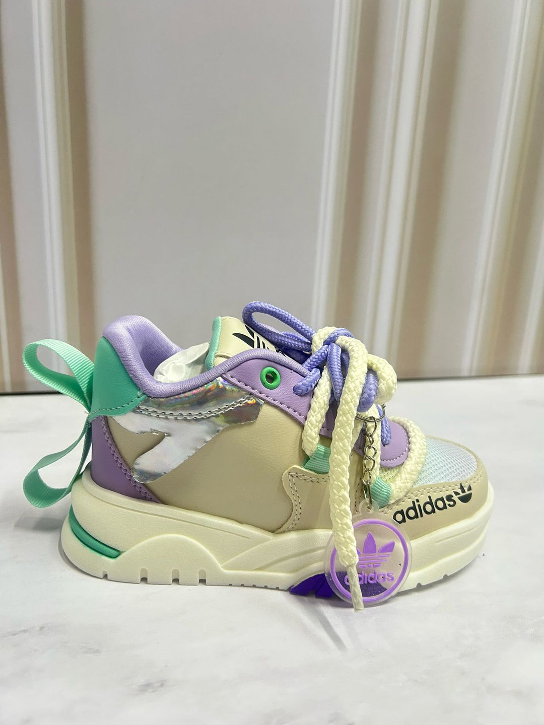 Ilumina su camino y cuida sus pasos con los Tenis de luz LED y soporte óptimo para niñas activas.