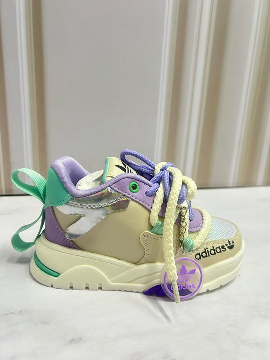 Ilumina su camino y cuida sus pasos con los Tenis de luz LED y soporte óptimo para niñas activas.