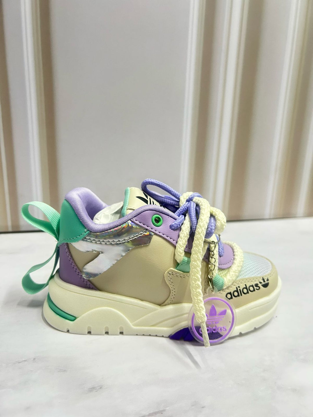 Ilumina su camino y cuida sus pasos con los Tenis de luz LED y soporte óptimo para niñas activas.