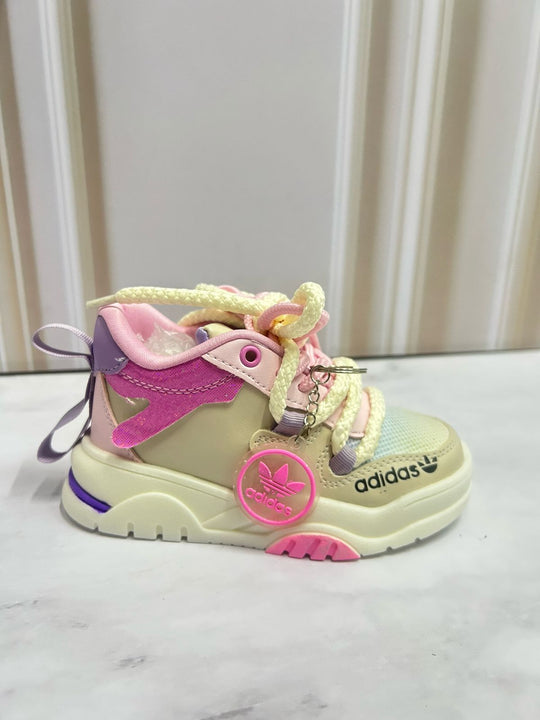 Ilumina su camino y cuida sus pasos con los Tenis de luz LED y soporte óptimo para niñas activas.