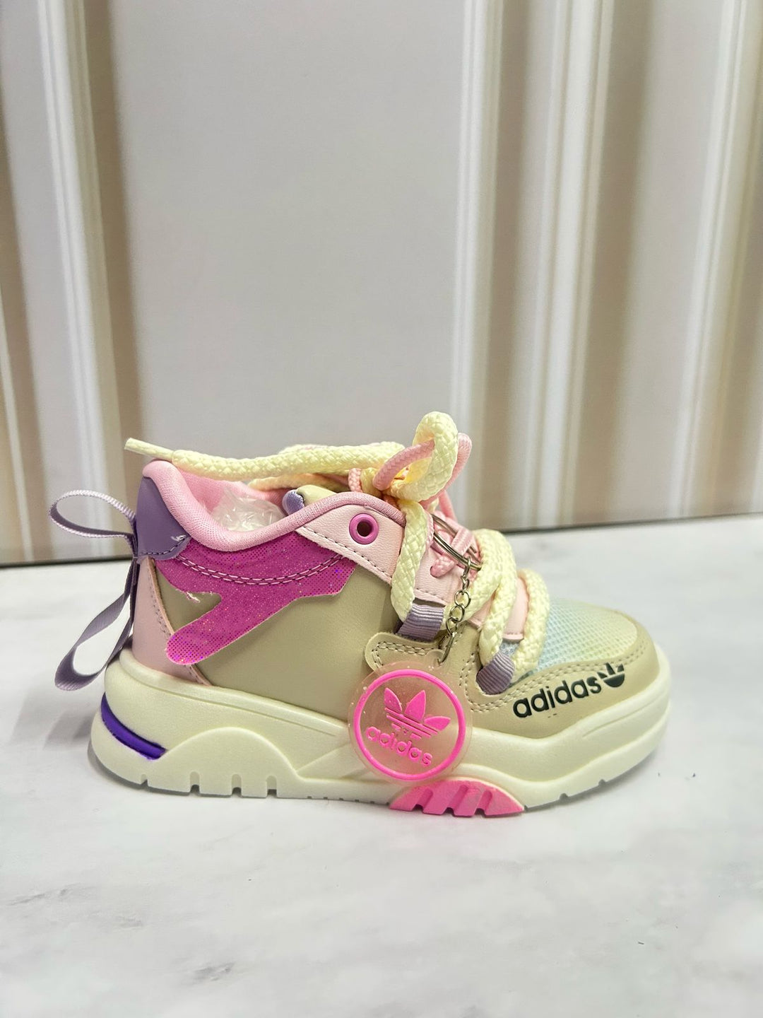 Ilumina su camino y cuida sus pasos con los Tenis de luz LED y soporte óptimo para niñas activas.