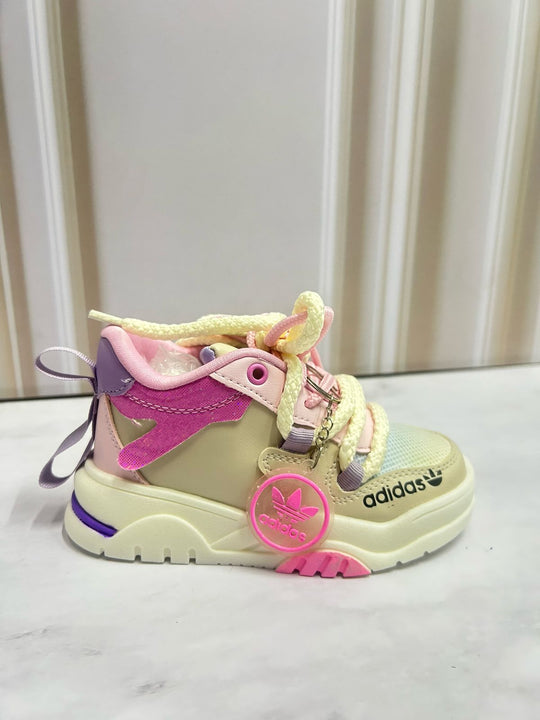 Ilumina su camino y cuida sus pasos con los Tenis de luz LED y soporte óptimo para niñas activas.