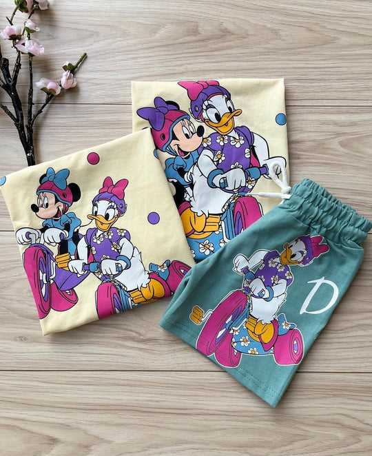 Conjuntos que capturan miradas y elevan su esencia desde el primer paso. Con diseños únicos para niños con actitud, estilo y personalidad propia.