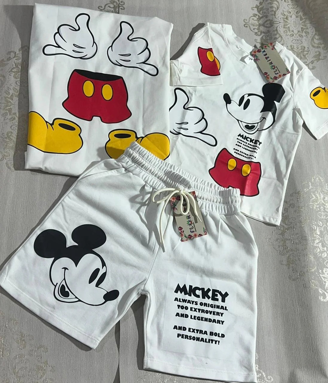 Conjuntos que capturan miradas y elevan su esencia desde el primer paso. Con diseños únicos para niños con actitud, estilo y personalidad propia.