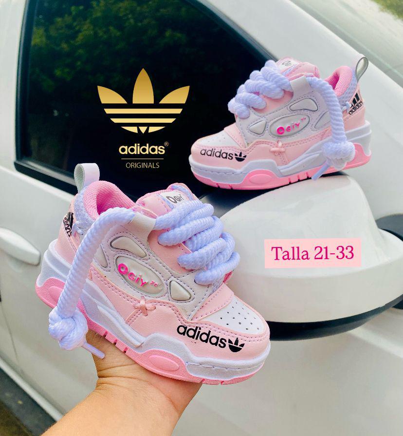 Ilumina su camino y cuida sus pasos con los Tenis de luz LED y soporte óptimo para niñas activas.