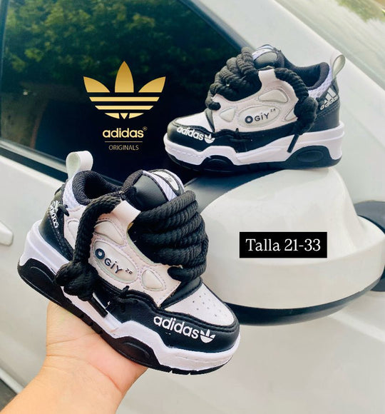 Ilumina su camino y cuida sus pasos con los Tenis de luz LED y soporte óptimo para niñas activas.