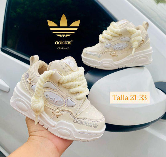 Ilumina su camino y cuida sus pasos con los Tenis de luz LED y soporte óptimo para niñas activas.