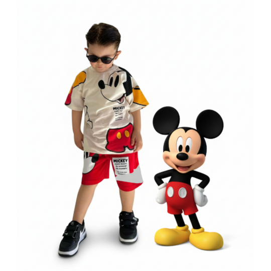 Conjuntos que capturan miradas y elevan su esencia desde el primer paso. Con diseños únicos para niños con actitud, estilo y personalidad propia.